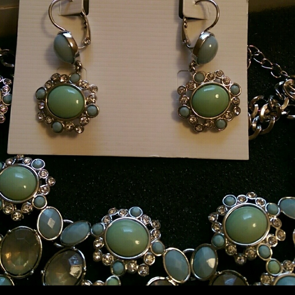 Statement necklace and earrings - Picture 4 of 4